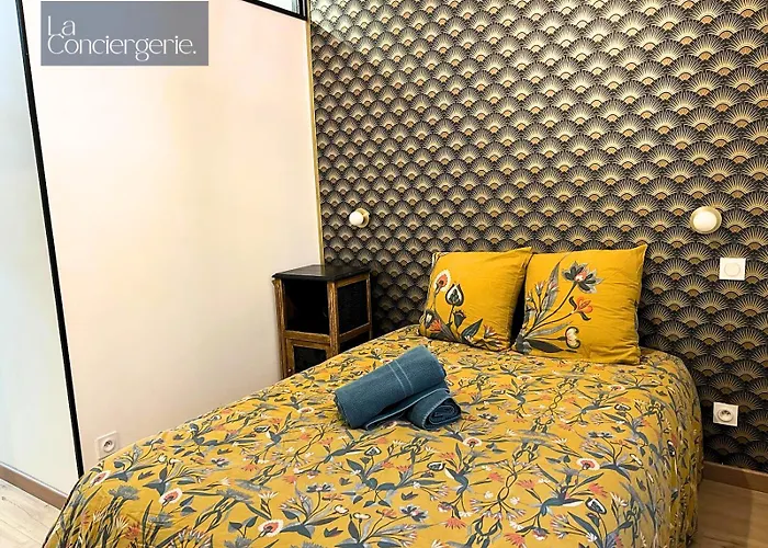 Le Cathedrale-poitierscentre-la Conciergerie Poitiers